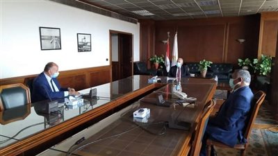 وزير الري يتابع موقف مشروعات محطات الرفع 