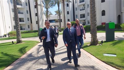 محافظ بورسعيد يتفقد أحد المشروعات السياحية 