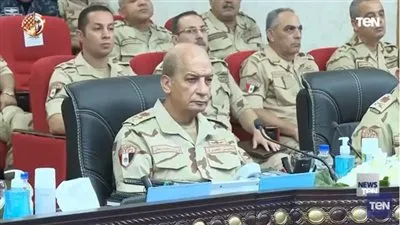 شاهد.. لقطات لتفقد وزير الدفاع المرحلة الرئيسية لمشروع مراكز القيادة التعبوي (صمود - 1)