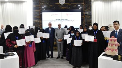 محافظ أسوان والسفير الأسبانى يكرمان 25 سيدة (صور)