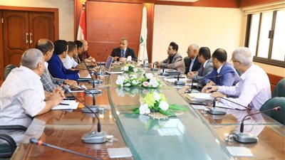 محافظ سوهاج يعقد اجتماعا لمتابعة موقف حصاد وتوريد محصول القمح بالصوامع والشون 