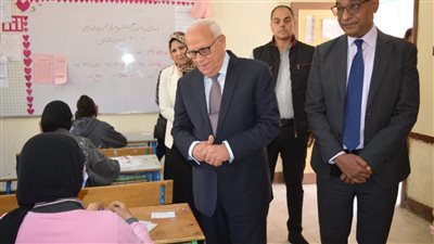 محافظ بورسعيد يتفقد عددا من مدارس المرحلة الإعدادية لمتابعة سير الامتحانات 