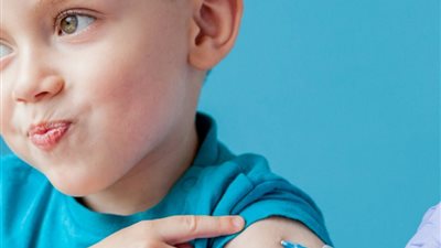 طبيب بأكسفورد يكشف تأثير لقاحات كورونا على الأطفال (فيديو)