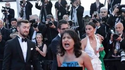 سيدة تتعرى على السجادة الحمراء في 