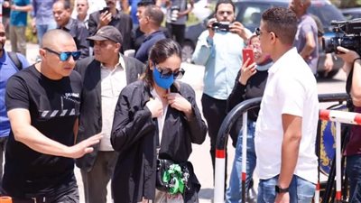 داليا البحيري وميرفت أمين وخالد جلال يؤدون صلاة الجنازة على جثمان الفنان الراحل سمير صبري