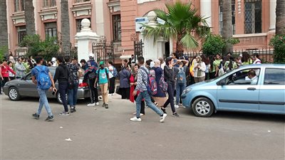 طلاب الإعدادية بالإسكندرية يبدون ارتياحهم بعد امتحان اللغة العربية