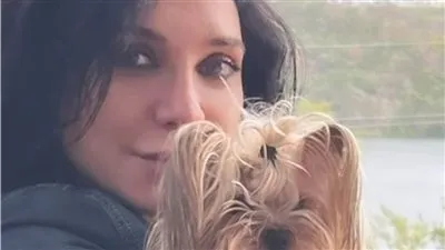 برفقة كلبها.. سلاف فواخرجي تخطف الأنظار في أحدث ظهور لها