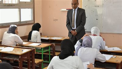 طلاب الصف الثاني الثانوي يؤدون امتحانات 