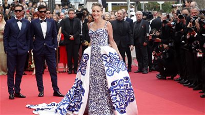 شارون ستون تتألق على السجادة الحمراء بمهرجان كان