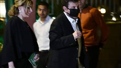 هاني شاكر وزوجته في عزاء الراحل سمير صبري