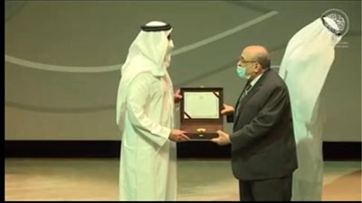مدير مكتبة الإسكندرية يتسلم جائزة الشيخ زايد بالإمارات