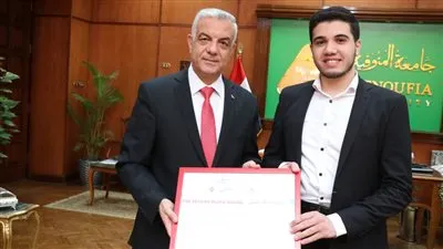 رئيس جامعة المنوفية يكرم الثاني على العالم فى مسابقة القرآن بروسيا