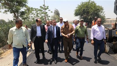 محافظ المنوفية يتفقد أعمال رصف الطرق وتكسية ترعة جانبية بأشمون 