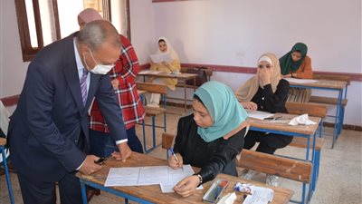 صور.. محافظ القليوبية يتفقد لجان امتحانات اليوم الأول للدبلومات الفنية