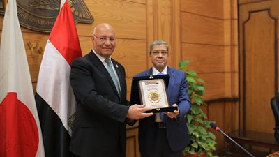 جامعة بنها تكرم رئيس مجموعة العربي لحصوله على وسام الشمس المشرقة من الإمبراطور الياباني