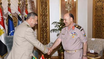 رئيس الأركان يلتقى رئيس الوفد العسكرى الجزائرى المشارك فى فعاليات لجنة التعاون 