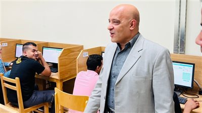 رئيس جامعة أسوان يتفقد الامتحانات الإلكترونية ويشيد بالتجربة