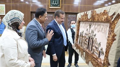 طلاب وأساتذة تربية المنوفية يهدون مشغولة فنية من جلد الحور للمحافظ