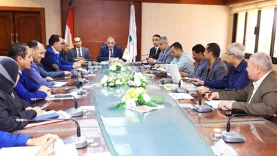 محافظ سوهاج يعقد اجتماعا لمتابعة موقف توريد محصول القمح للصوامع والشون