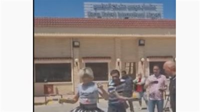 شاهد.. سائحة بولندية ترقص بالتنورة فور وصولها مطار الغردقة