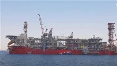 شاهد.. لحظة عبور أحدث وحدة لإنتاج وتخزين الغاز الطبيعي المُسال بقناة السويس