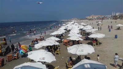 شاطئ بورسعيد يشهد إقبالًا كبيرًا من المصطافين من أبناء المحافظة والمحافظات المجاورة