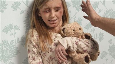 شبكة الدفاع عن الأطفال: عقوبة اعتداء الأبوين على الأبناء قد تصل للحبس (فيديو)