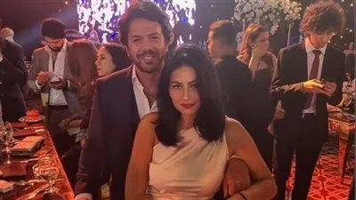 برفقة زوجته.. عمر الشناوي يخطف أنظار جمهوره