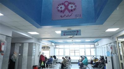 رئيس جامعة القاهرة يستعرض تقريرًا عن مشروعات التطوير بالمعهد القومي للأورام