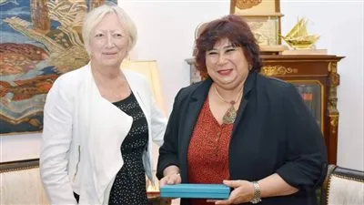 وزيرة الثقافة تستقبل وفدًا فرنسيا يضم عضو مجلس الشيوخ خلال زيارتها للقاهرة 