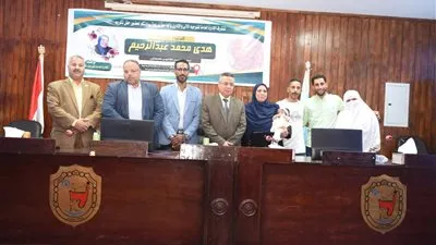 تكريم كبير سكرتارية بإدارة التوجيه المالي والإداري بجامعة سوهاج