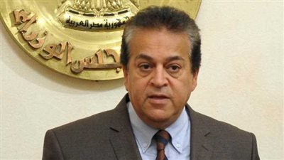 وزير التعليم العالى يستعرض تقريرا حول متابعة البرامج الجديدة بالجامعات