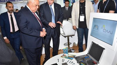 رئيس العربية للتصنيع يتفقد جناح الهيئة بالمعرض الطبي الإفريقى الأول 