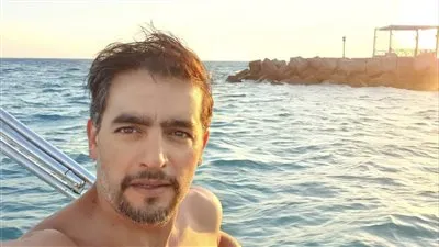 بهذه الطريقة.. هاني سلامة يستمتع بإجازته الصيفية 