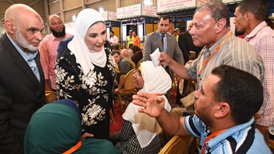 وزيرة التضامن ومحافظ الجيزة يسلمان عددًا من المشاريع لذوي الهمم بـ9 محافظات