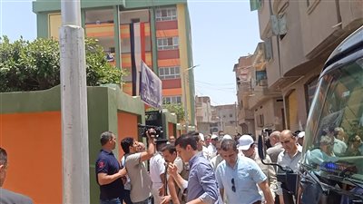 رئيس الوزراء يتفقد مدارس قرية 