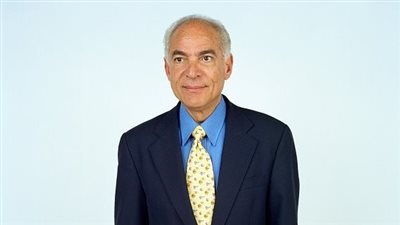 فاروق الباز يكشف حقيقة وجود أطباق طائرة في الفضاء