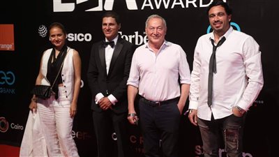 ساويرس برفقة نيللي كريم وزوجها هشام عاشور باحتفالية توزيع جوائز 