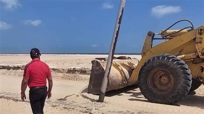 كسح مياه الصرف بجمصة وتسوية الرمال على شاطئ 15 مايو (صور) 