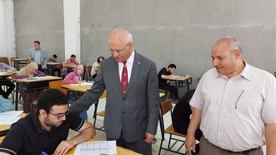 رئيس جامعة بنها يتفقد لجان الامتحانات بـ6 كليات (صور)  