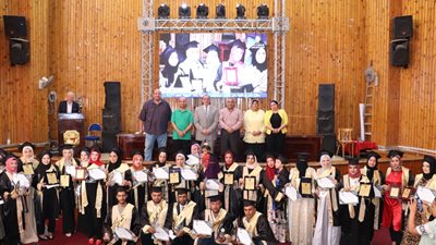 مركز التعليم المدمج بجامعة سوهاج يحتفل بتخرج طلاب برنامج العلوم العربية والإسلامية