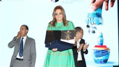 بشرى تستلم جائزة النجم الراحل سمير صبري في ختام مهرجان 