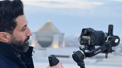 شريف صلاح يوثق القطع الأثرية والمومياوات الملكية بالمتحف القومي للحضارة