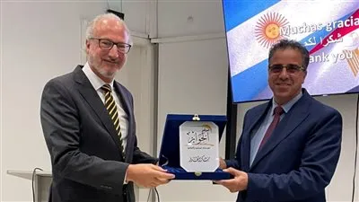 مركز الحوار يكرم سفير الأرجنتين بالقاهرة (بالصور)