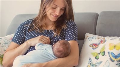 القومي للتغذية: الرضاعة الطبيعية تجعل الطفل لديه استقرارا عاطفيا (فيديو)