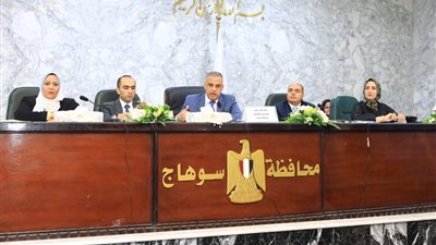 محافظ سوهاج يعقد اجتماعا مع لجنة توفيق أوضاع المشروعات