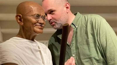 محمد محمود عبد العزيز يوثق أبرز لحظاته بـ متحف الشمع في باريس