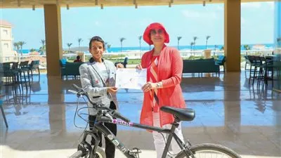 تسليم الدراجات للفائزين في مسابقة 