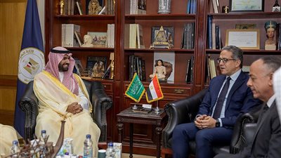 وسط حضور سفير المملكة لدى القاهرة.. وزير الثقافة السعودي يلتقي بالدكتور خالد العناني