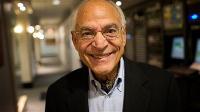 فاروق الباز يكشف حقيقة وجود حضارات فضائية (فيديو)